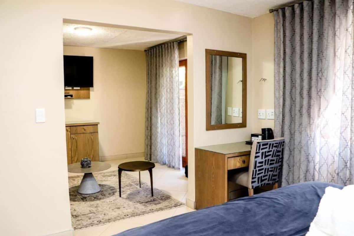 Familiekamer, 1 twee- of 2 eenpersoonsbedden, uitzicht op tuin | Een kluis op de kamer, een bureau, een laptopwerkplek, gratis wifi