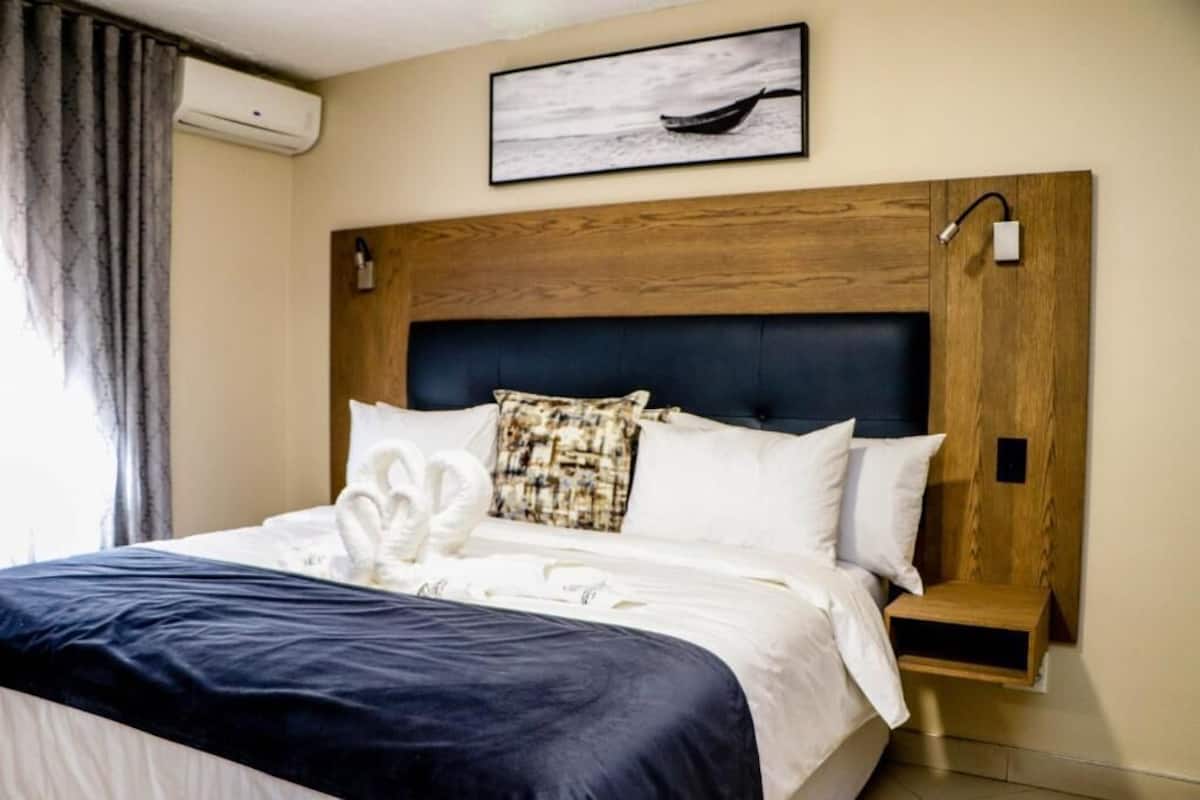 Luxe kamer, 1 twee- of 2 eenpersoonsbedden, uitzicht op tuin | Een kluis op de kamer, een bureau, een laptopwerkplek, gratis wifi