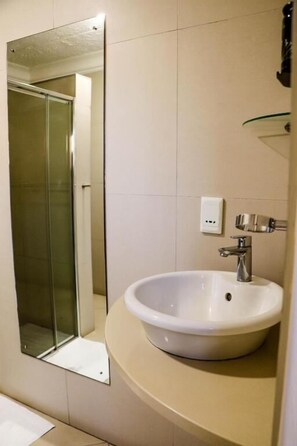 Douche, savon, shampooing, papier de toilette