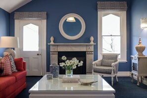 Suíte com design assinado, 1 cama King, sacada, vista para o jardim | Área de estar | Smart TV 42 polegadas com canais via satélite, Netflix