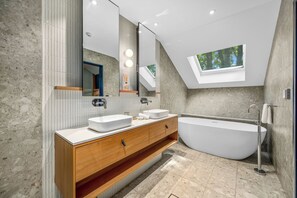 Phòng Suite Executive, 1 giường cỡ king | Phòng tắm | Buồng tắm vòi sen, dép đi trong nhà, khăn tắm
