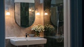 Suite, 1 très grand lit, vue jardin | Salle de bain