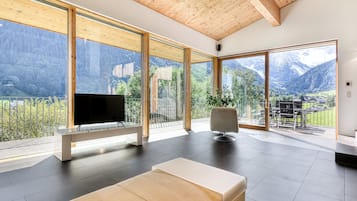 Televisie en een open haard