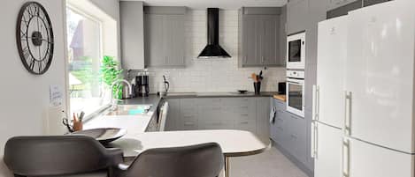 Fridge, oven, stovetop, dishwasher