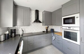 Fridge, microwave, oven, stovetop - Lovely home in Bolmsö with sauna (Bolmsö)