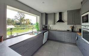 Kjøleskap, ovn, kokeplater og oppvaskmaskin