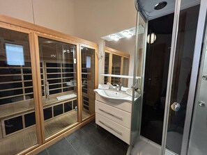 A modern bathroom with a glass-enclosed shower, a vanity with a sink, and a mirror. - Spacious Apartment Near ski Area (Sankt Georgen am Kreischberg)