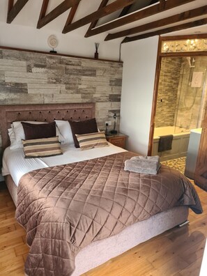 3 bedrooms, iron/ironing board, travel cot, free WiFi