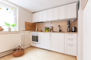 Fridge, microwave, oven, stovetop - Apartment 'Fewo Am Marktplatz In Schlitz' with Shared Terrace and Wi-Fi (Schlitz)