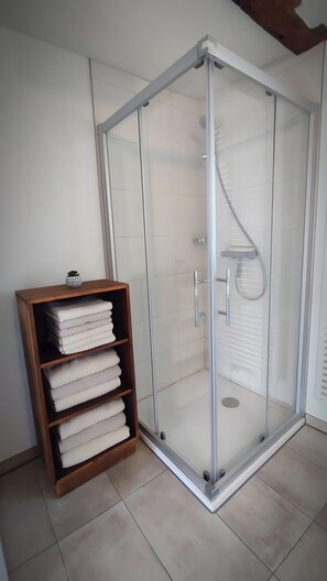 Dusche, Haartrockner, Handtücher