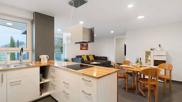 Jääkaappi, mikroaaltouuni, uuni, liesi