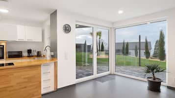 Frigorífico, microondas, horno y placa de cocina