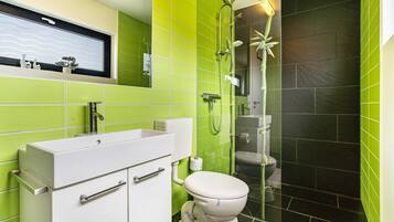 Dusche, kostenlose Toilettenartikel, Handtücher