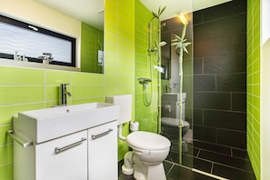 Regadera, amenidades de baño gratuitas, toallas