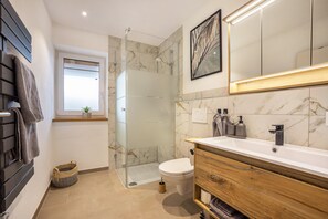 Dusj, hårføner og håndklær