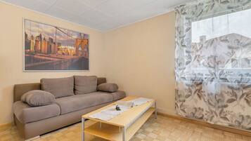 Fernseher, Tischtennisplatte, Stereoanlage