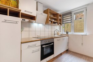 Fridge, oven, stovetop, dishwasher