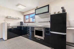 Fridge, oven, stovetop, dishwasher