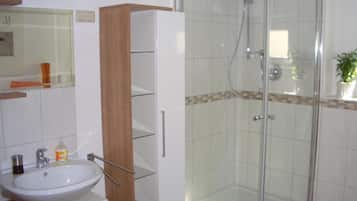 Dusche, Haartrockner, Handtücher