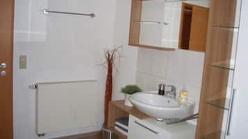 Dusche, Haartrockner, Handtücher