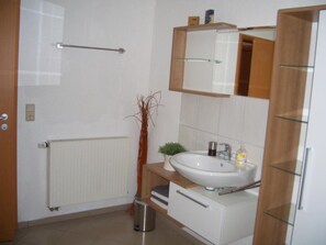 Shower, hair dryer, towels - Apartment 'Wohnung Mit Terasse Im Schwarzwald' with Mountain View, Private Terrace and Wi-Fi (Seebach)