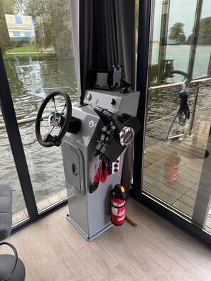 Fitness facility - House Boat 'Hausboot Marieke Führerscheinfrei' with Lake View, Private Terrace and Wi-Fi (Schwerin)