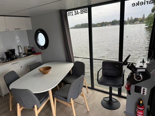House Boat 'Hausboot Marieke Führerscheinfrei' with Lake View, Private Terrace and Wi-Fi