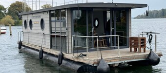 House Boat 'Hausboot Marieke Führerscheinfrei' with Lake View, Private Terrace and Wi-Fi