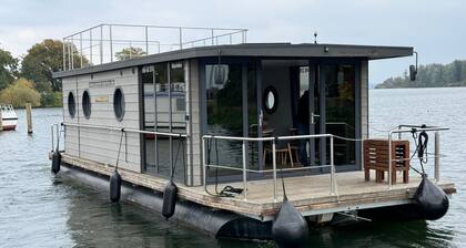 House Boat 'Hausboot Marieke Führerscheinfrei' with Lake View, Private Terrace and Wi-Fi