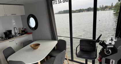 Casa Barco 'Hausboot Marieke Führerscheinfrei' con vistas al lago, terraza privada y Wi-Fi