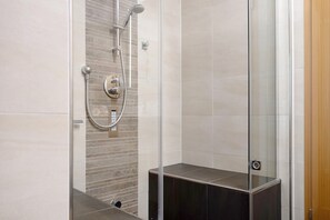 Shower, hair dryer, towels - Apartment 'Ferienwohnung Kresselblick, 70qm' with Balcony and Wi-Fi (Todtnau)