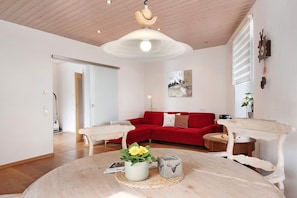 TV, stereo - Apartment 'Ferienwohnung Kresselblick, 70qm' with Balcony and Wi-Fi (Todtnau)