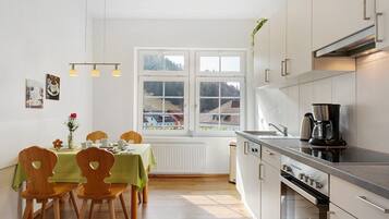 KĂŒhlschrank, Mikrowelle, Ofen, Herdplatte