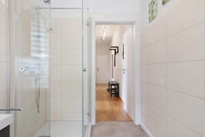 Douche, séchoir à cheveux, serviettes fournies