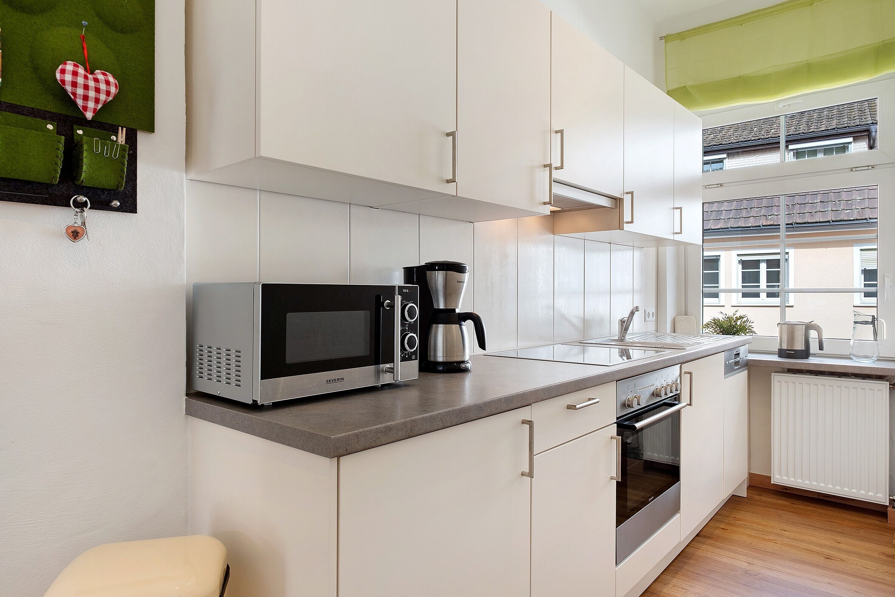 Frigorífico, microondas, horno y placa de cocina