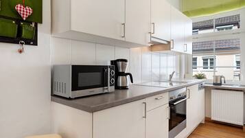 Frigorífico, microondas, horno y placa de cocina