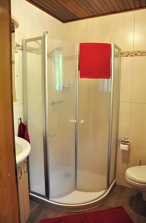 Shower, hair dryer, towels - Holiday Home 'Waldhaus Jakober' with Private Terrace, Shared Garden and Wi-Fi (Bad Liebenwerda)