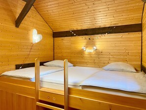 3 slaapkamers, een strijkplank/strijkijzer, gratis wifi, beddengoed