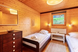 3 bedrooms, iron/ironing board, free WiFi, bed sheets