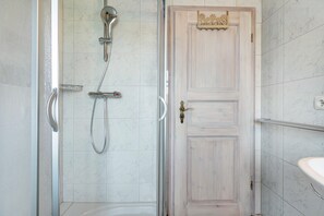 Dusche, Haartrockner, Handtücher