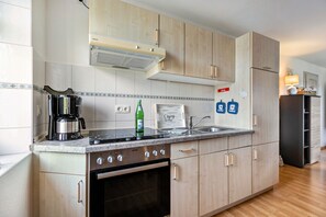 Frigorífico, microondas, horno y placa de cocina
