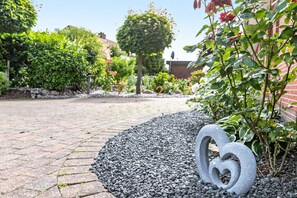 Property grounds - Apartment 'Ferienwohnung Strandgut' with Shared Terrace, Shared Garden and Wi-Fi (Niebüll)