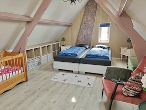 3 bedrooms, individually furnished - Pet-friendly Zeeland Getaway (Schoondijke)