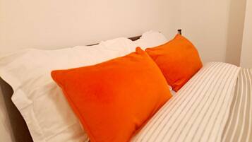 2 bedrooms, iron/ironing board, WiFi