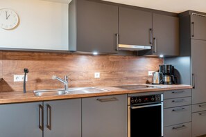 Fridge, oven, stovetop, dishwasher