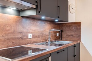 Fridge, oven, stovetop, dishwasher