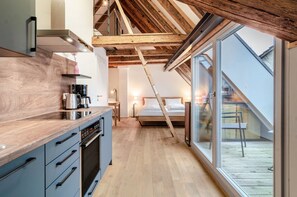 Frigorífico, horno, placa de cocina y lavavajillas