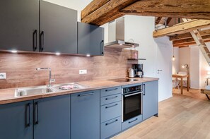 冷蔵庫、オーブン、コンロ、食器洗い機