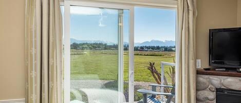 Een bureau, een strijkplank/strijkijzer, wifi