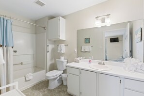 Signatur-lejlighed - 2 soveværelser - balkon - udsigt til have | Badeværelse | Gratis toiletartikler, håndklæder, Sæbe, Shampoo